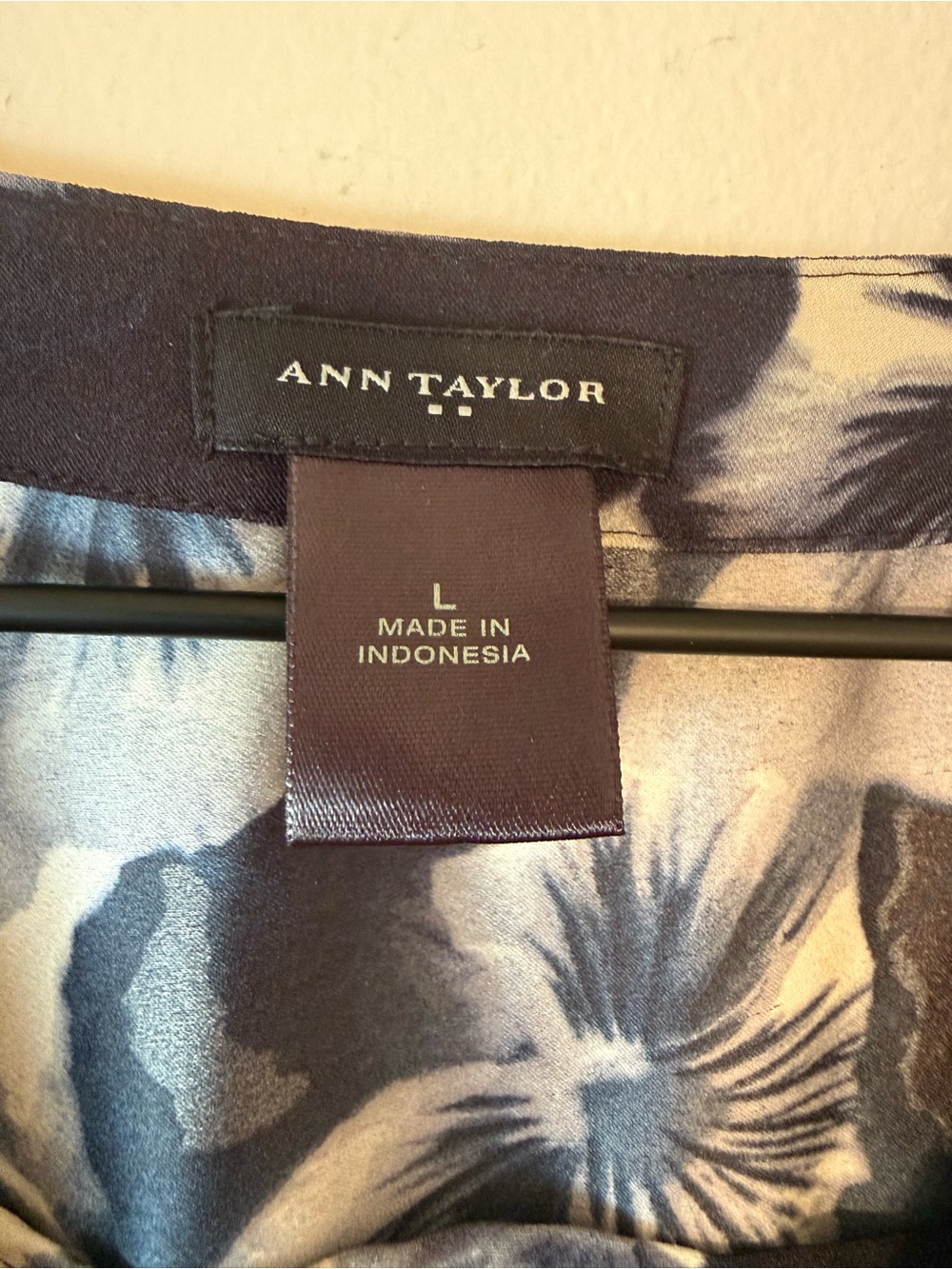 ANN TAYLOR Floral V-Neck Long Sleeve Blouse in Black, Cream & Grey - Picture 2 of 6
